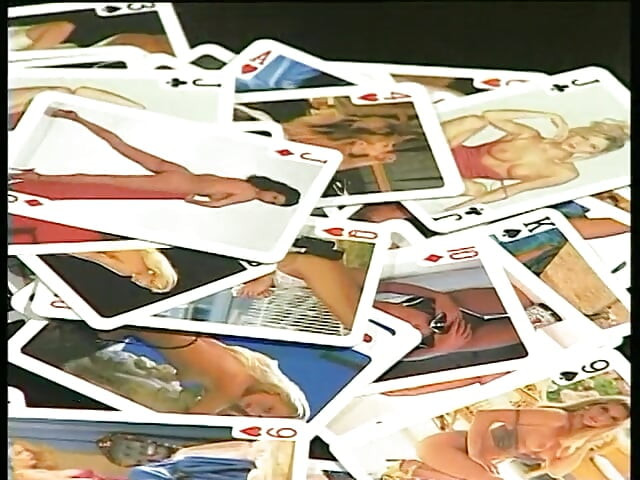 Avós lambem e fodem os dedos umas das outras xoxotas peludas depois do jogo de strip poker