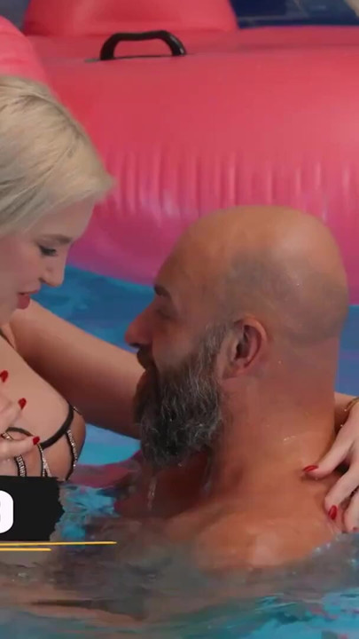 VIP4K. Azgın bir güzellik o yarağı görünce havuz partisi beklenmedik bir şekilde dönüyor | Klip 1