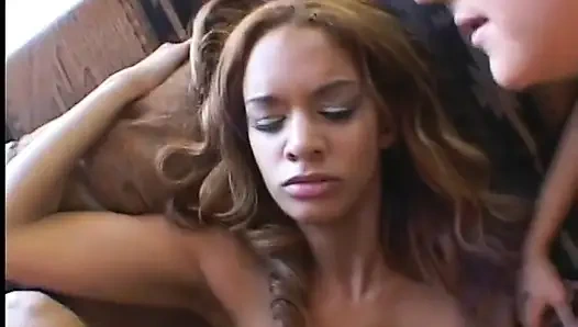 Gadis remaja manis nyepong kontol besar sampai tenggorokan