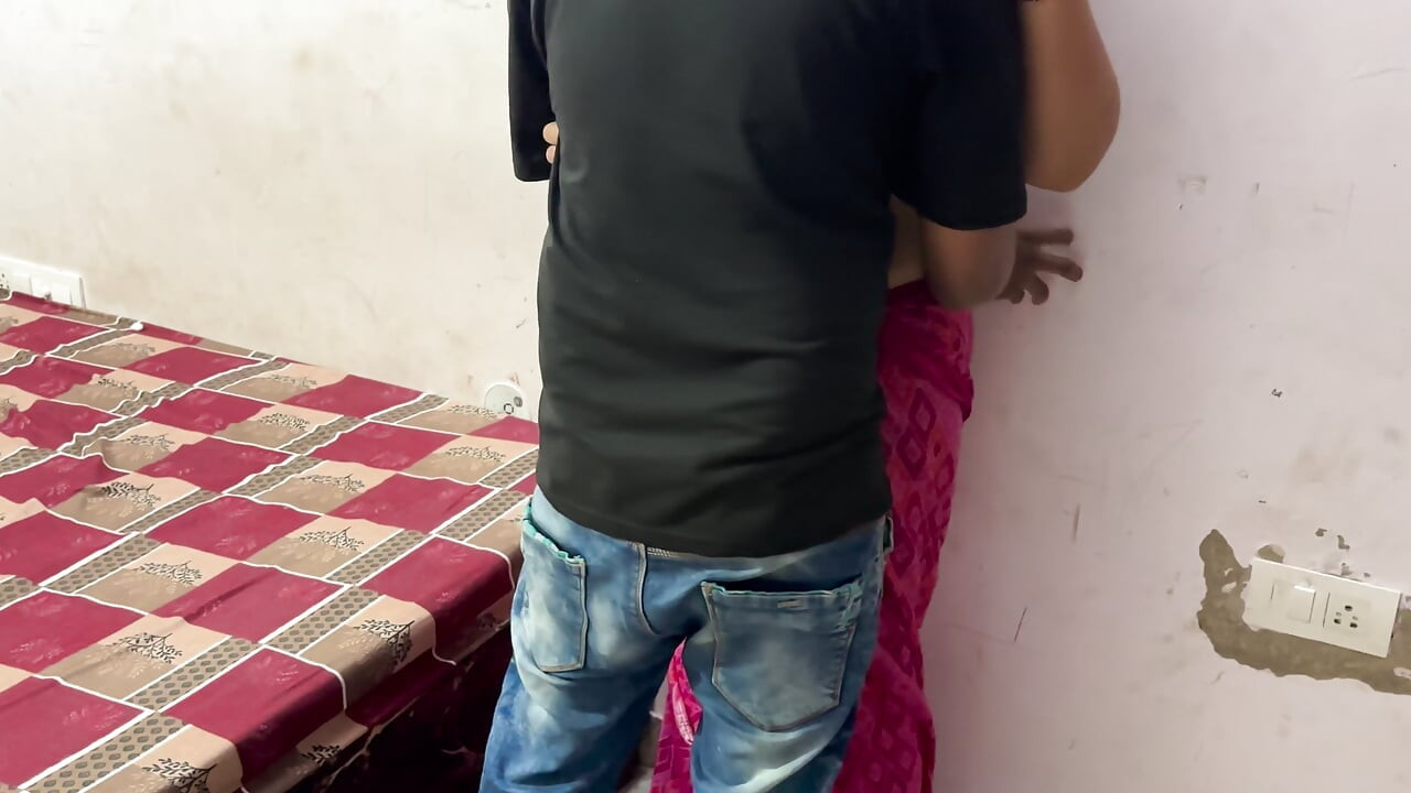 الزوج خارج المحطة ثم الزوجة تمارس الجنس مع شخص آخر