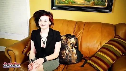 Zierliche inked, brünette studentin marcie dildo spielzeug spielt intensiven solo-orgasmus!