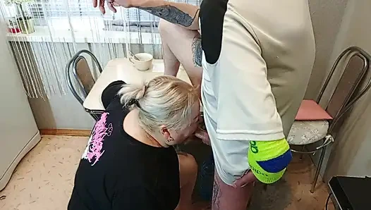 Öğleden sonra, komşumu mutfakta ağzından sikiyorum ve boşalıyorum