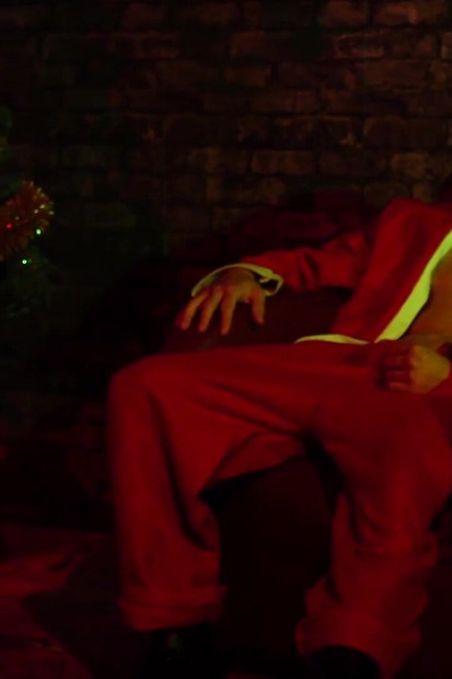 性感的圣诞老人在一个快乐的圣诞之夜操可爱的精灵twyk！有史以来最热辣的圣诞故事！