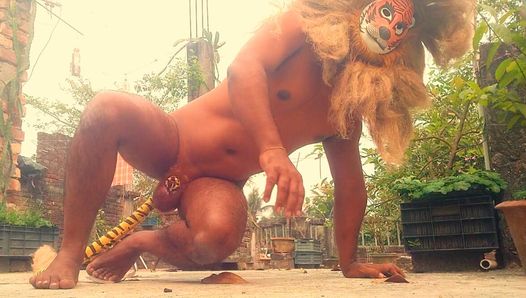 画面上で放尿する素晴らしいゲイのライオンマン。インドのピアス #lionmandick #lionman