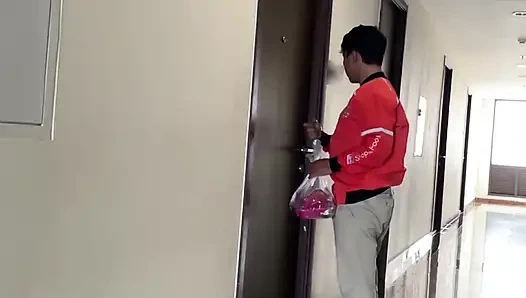 Yemek teslim eden adamla sikişiyorum ve onu tatmin ediyorum