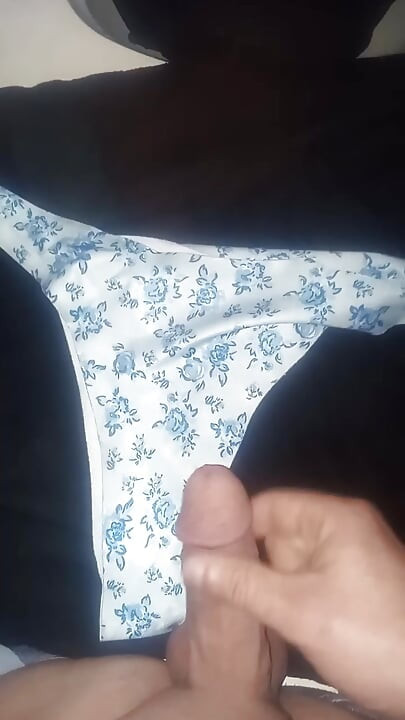 Mijn kleine penis wrijven en klaarkomen op haar schattige slipje