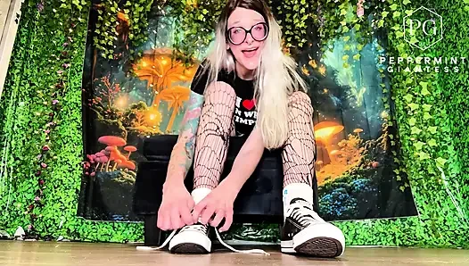 67 Riesin schule, schikane trickst Streber aus, meine massive größe 16 stinkende Füße zu verehren - Schuh & socken entfernen