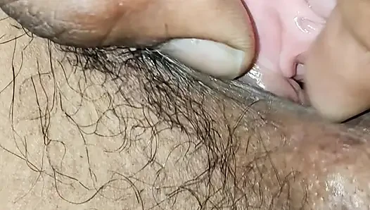 Girlfriend ke chut me ungli ghusa di closeup