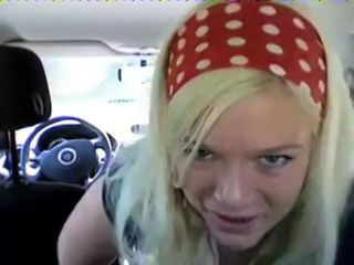 Une blonde excitée dans la voiture