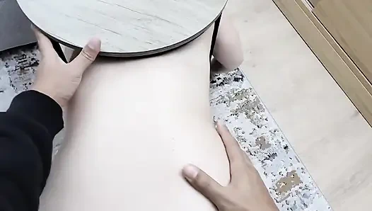 У неё IQ 180, но она застряла на столе