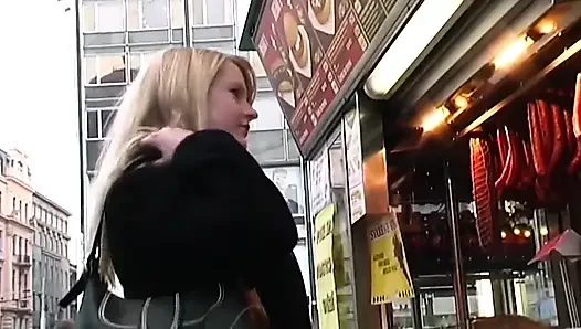 Blonde MILF verschlingt riesigen BBC in intensivem schlafzimmer hämmern