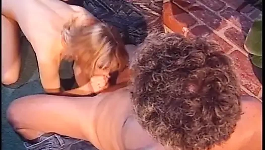 Blonde zierliche blondine leckt muschi und fickt