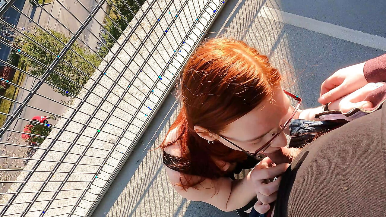 Nerdy üvey kız kardeş otoparkta ateşli seks yapıyor