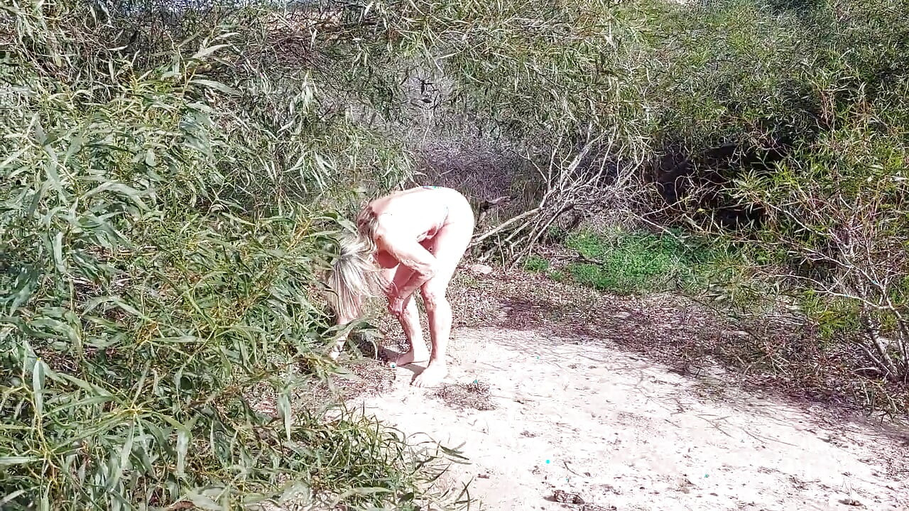 Oma Trägt Eine Weiße String-tanga!
