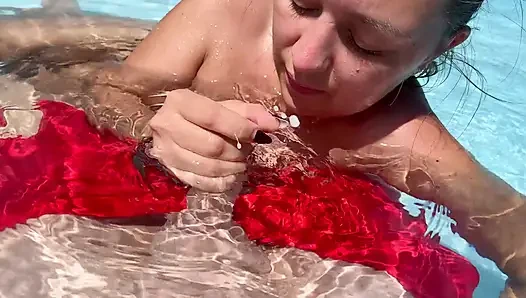 Шаловливый минет у бассейна