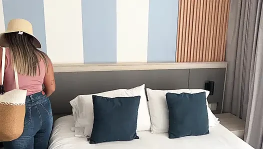 Erkek arkadaşı tarafından çaresiz ve terk edilmiş bir yabancı ona sığınak teklif etti ve teşekkür olarak kendini seviştirmeye izin verdi