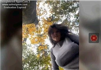 Bhayanak stan ke sath larki park men kapare utaren