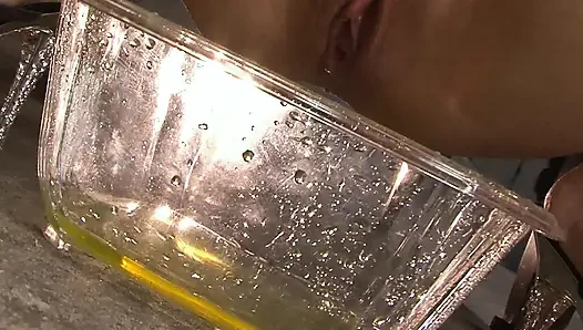 Brünettes schätzchen mit verbundenen augen gefesselt gefingert und hardcore vollgespritzt
