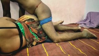 Une tatie indienne se fait baiser par son copain