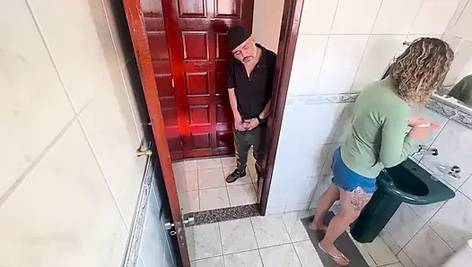 Родственник трется против своей падчерицы в ванной.