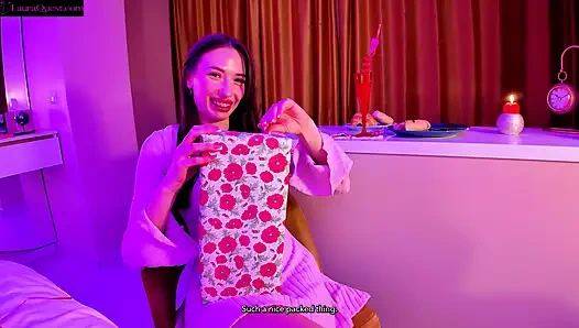 Kejutan Valentine adalah hadiahnya untukku, aku muncrat untuknya dan bikin dia crot dua kali