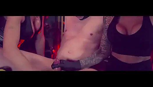 Рабыня в маске наклонилась для соблазнения с женским доминированием