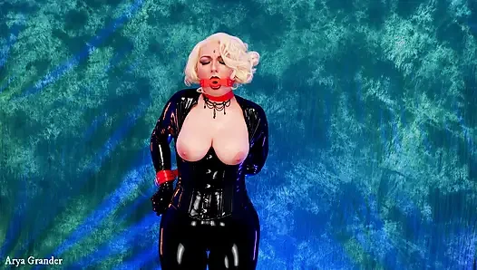 Seksi lastik ağzı tıkalı orta yaşlı seksi kadın: lateks içinde esaret altında