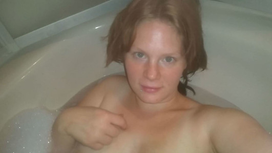 German BBW enjoys her Body in the Bathtub! Pussy rub orgasm