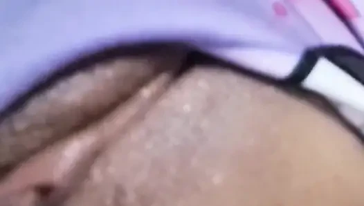 Gomez büyük göğüslerini gösteriyor