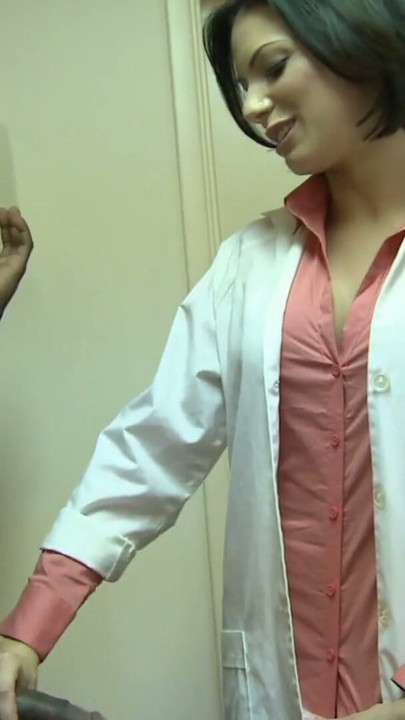 Krankenschwester wird von einem Monster BBC gefickt | Clip 1