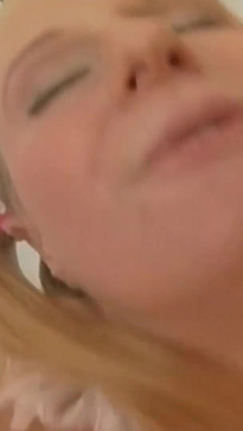 Zadivljujući trenutak iz filma "NJEMAČKI - Geiler Stiefbruder bumst seine Schwester"
