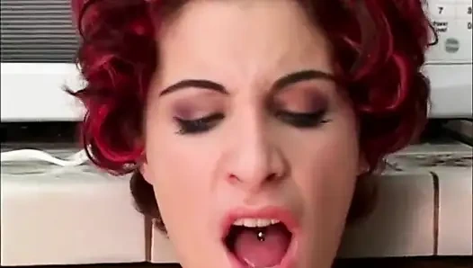 Сексуальная блондинка и большие сиськи рыжих лесбиянок, дилдо сосут киску, дилдо проникли на кухне