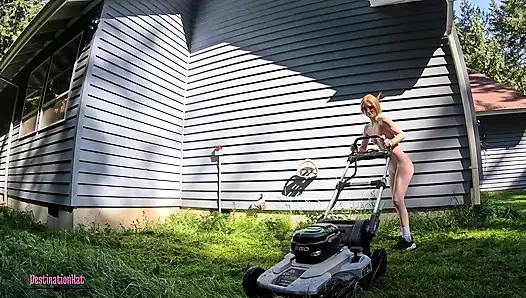 Bahçeyi düzeltiyor