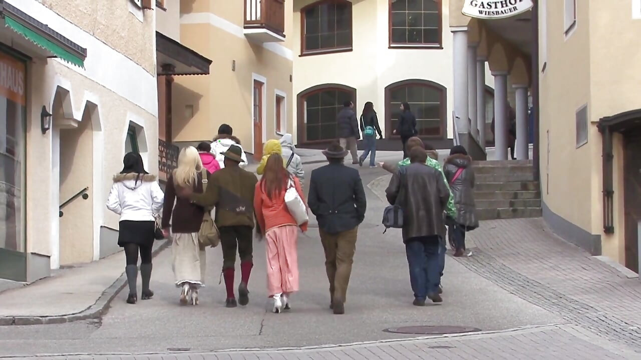 好色的寶貝彎腰被怪物黑屌幹到射精