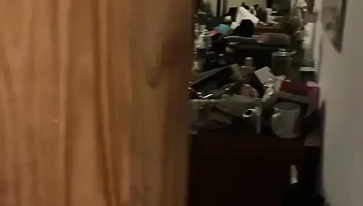 Mitbewohnerin macht eine show und genießt es, angebetet zu werden