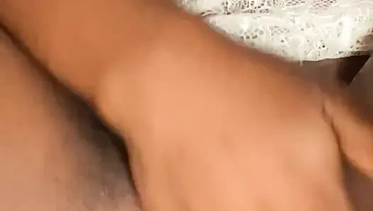 Boşalana kadar göt deliğini parmaklıyorum
