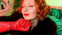 Bont en lange rode leren handschoenen asmr video close -up met Arya