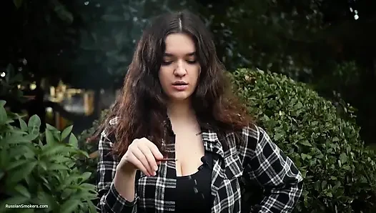 Tatlı ve büyük memeli Rus bebek doğada sigara içiyor
