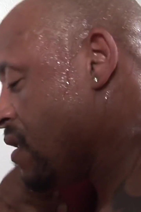 Похотливи черни извивки, сцена - 4_chubby Черен с голям задник обича да получава сперма върху голям черен кур