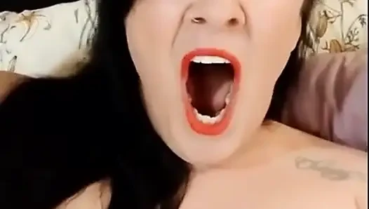 Große nahaufnahme yawns oben ohne smalltalk