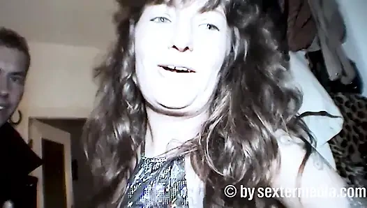 Зрелую домохозяйку трахает незнакомый член