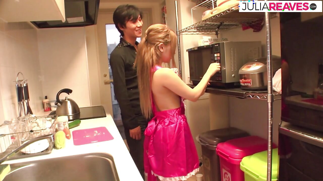 Cura se samozadovoljava, a zatim se saginje za duboko tvrdo jebanje