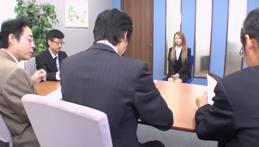 求职面试后，一个日本青少年被她的老板性交