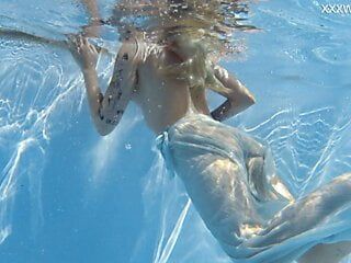 Mimi Cica laat wederom zien hoe sexy ze kan zwemmen