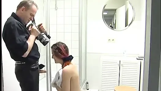Gadis remaja imut lagi mandi dan nyepong kontol pria yang lebih tua