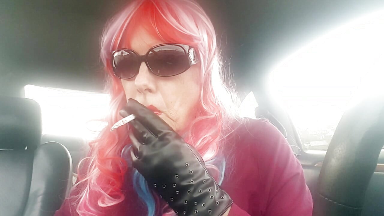 Si matang TG CD rainbow wig kulit sarung tangan merokok vs120s seperti pro di dalam keretanya