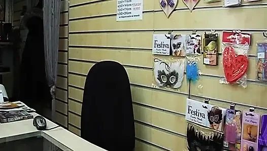 Французская крошка поедает сперму в секс-магазине