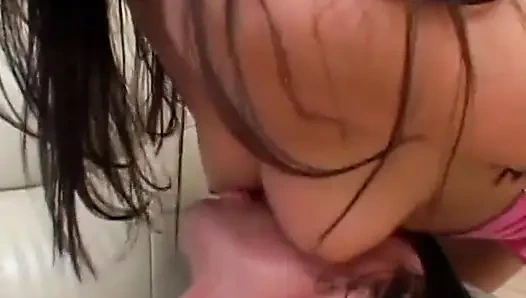 Gut bestückter hengst fickt heißes junges küken-gesicht mit seinem schwanz