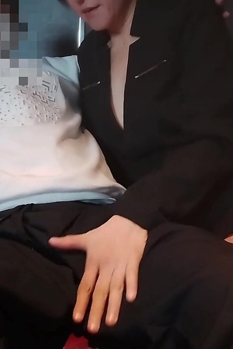 간통 부부의 소파 삼키기