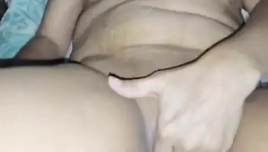 Заставляю его лизать лапочка